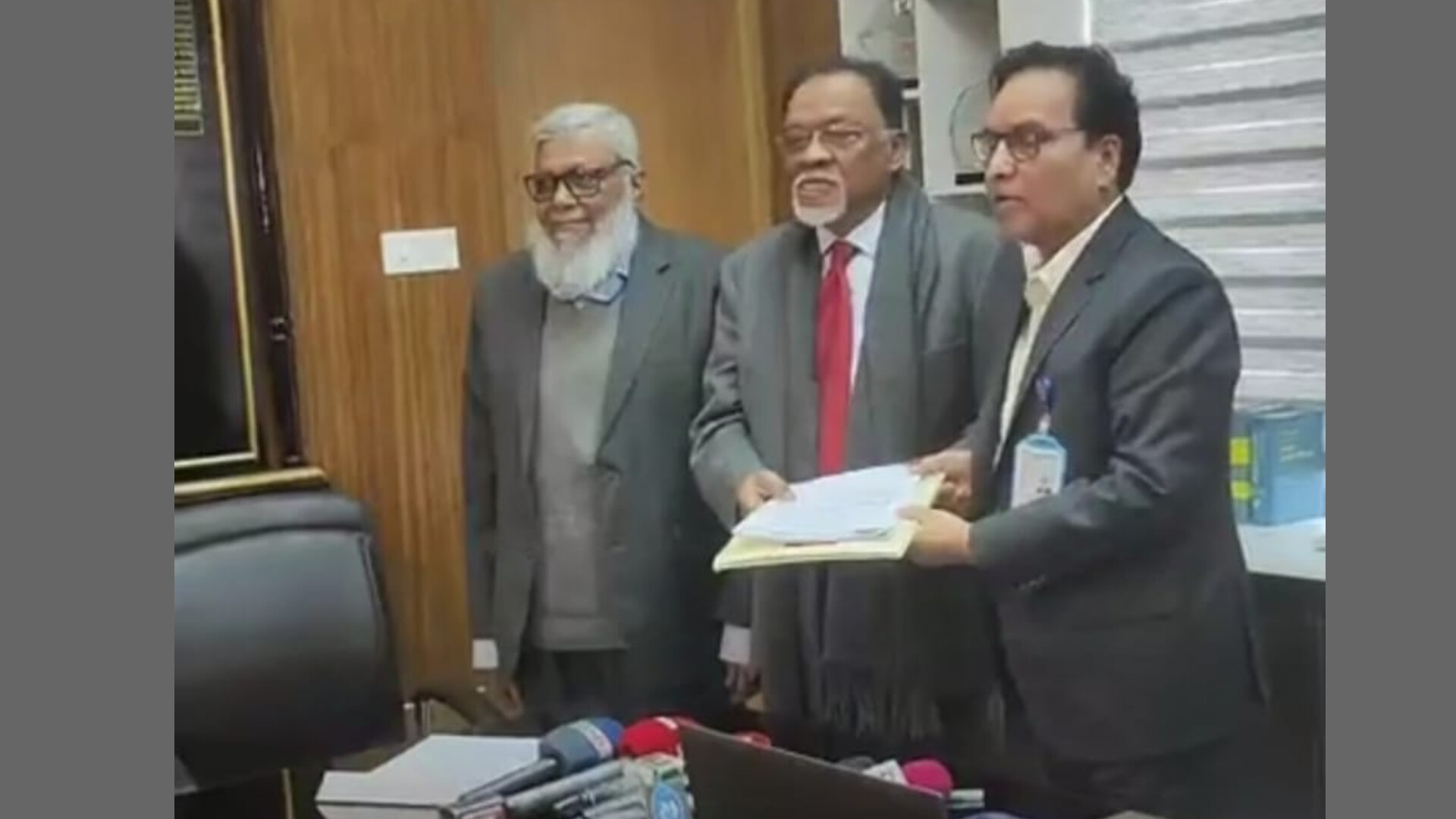 জনপ্রশাসনের গণতান্ত্রিক সংস্কারে সুপারিশ জমা দিল বিএনপি